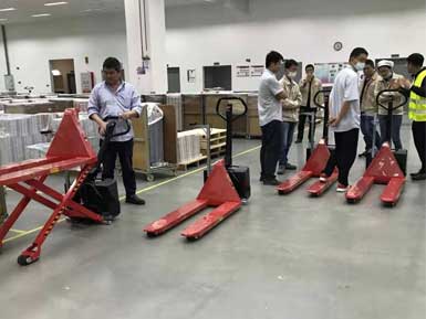 電動(dòng)高升程搬運(yùn)車交付使用，感謝廠家羅總親自跟客戶講解操作方法！